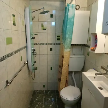 Cosy In Perfect Location 아파트 *